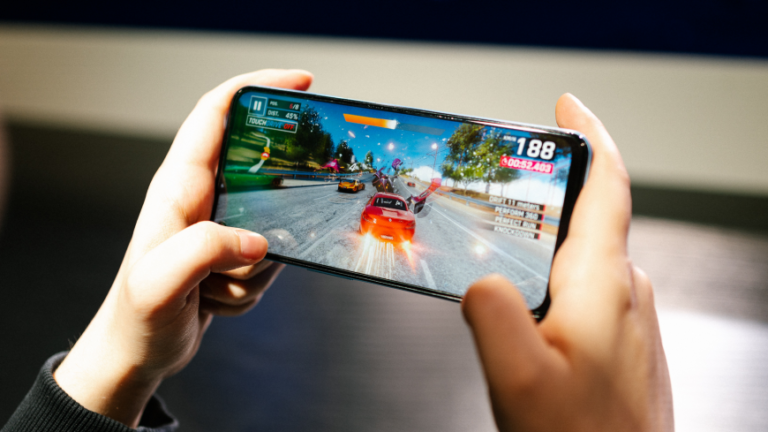 Polacy chętniej sięgają po tańsze smartfony. Coraz częściej oferują one najnowsze technologie dostępne dotąd w najdroższych modelach czołowych producentów