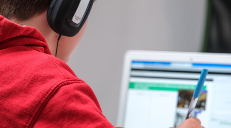 Edukacja zdalna zaczyna wypierać tradycyjną. Szczególnie w obszarze indywidualnej nauki języków obcych