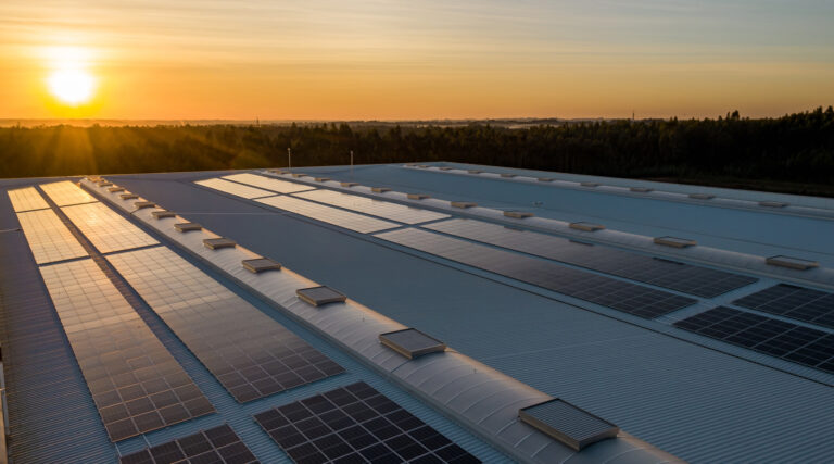 Kryzys skłania firmy do inwestowania w OZE i inteligentne systemy energetyczne. Dla 80 proc. z nich to nieuchronny kierunek zmian