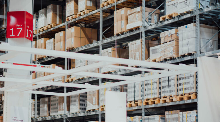 Boom w e-handlu przyspieszył automatyzację w logistyce. Zamówienia internetowe coraz częściej są kompletowane przez roboty