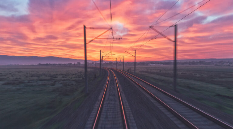 Kolej przesiada się na OZE. Prąd ma być produkowany na farmach wiatrowych i fotowoltaicznych obok torów i obiektów kolejowych