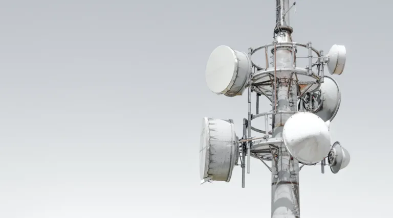 Rośnie akceptacja Polaków dla rozwoju telekomunikacji, w tym 5G. Wciąż jednak pokutuje wiele mitów na temat pola elektromagnetycznego